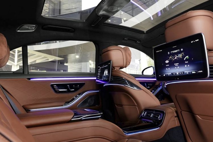 Thân xe cũng trở nên mượt mà hơn nhờ tay nắm cửa thò thụt và mâm hợp kim 19 inch cho bản tiêu chuẩn và la-zăng 20 inch cho bản cao cấp. Đáng tiếc rằng, Mercedes-Benz S-Class 2021 lại chỉ được trang bị đèn Multibeam LED chứ không phải loại Digital Light mới nhất như ở thị trường quốc tế