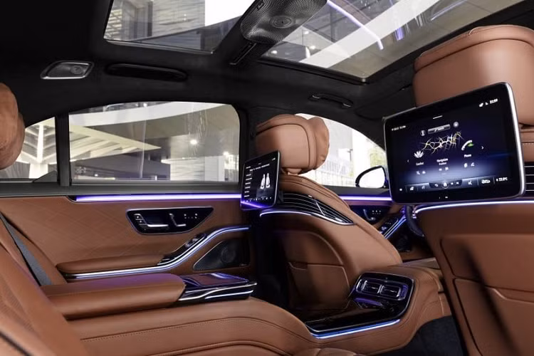 Thân xe cũng trở nên mượt mà hơn nhờ tay nắm cửa thò thụt và mâm hợp kim 19 inch cho bản tiêu chuẩn và la-zăng 20 inch cho bản cao cấp. Đáng tiếc rằng, Mercedes-Benz S-Class 2021 lại chỉ được trang bị đèn Multibeam LED chứ không phải loại Digital Light mới nhất như ở thị trường quốc tế