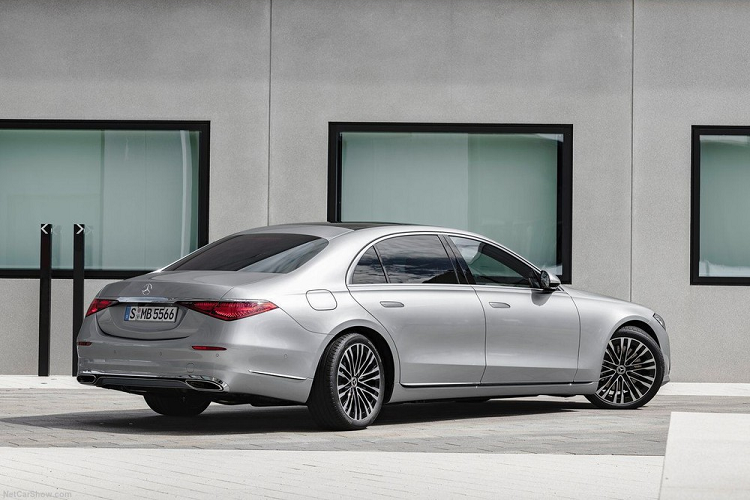 Trang bị an toàn của Mercedes-Benz S-Class 2021 thế hệ mới cũng “xịn xò” hơn trước với gói Driving Assistance Package, bao gồm các tính năng hiện đại như hỗ trợ giữ khoảng cách chủ động, hỗ trợ giữ làn đường chủ động, hỗ trợ đỗ xe chủ động, camera 360 độ, phanh thích ứng hay cảnh báo tiền va chạm.
