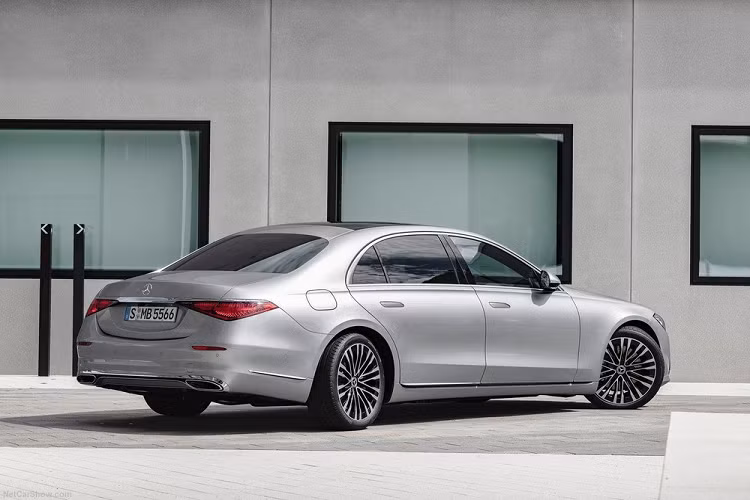 Trang bị an toàn của Mercedes-Benz S-Class 2021 thế hệ mới cũng “xịn xò” hơn trước với gói Driving Assistance Package, bao gồm các tính năng hiện đại như hỗ trợ giữ khoảng cách chủ động, hỗ trợ giữ làn đường chủ động, hỗ trợ đỗ xe chủ động, camera 360 độ, phanh thích ứng hay cảnh báo tiền va chạm.