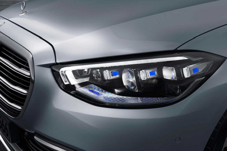 Bước vào bên trong, nội thất của Mercedes-Benz S-Class 2021 hiện đại hơn rất nhiều với điểm nhấn nằm ở màn hình cảm ứng OLED 12,8 inch ở khu vực trung tâm, giản lược tới 27 nút bấm so với thế hệ trước. Nhằm bù trừ lại việc tối giản các nút bấm điều chỉnh, Mercedes-Benz S-Class 2021 được trang bị tính năng điều chỉnh bằng cử chỉ ví dụ như mở cửa sổ trời chỉ bằng 1 cái vẩy tay, cùng với đó là trợ lý ảo kích hoạt bằng khẩu lệnh “Hey Mercedes”.