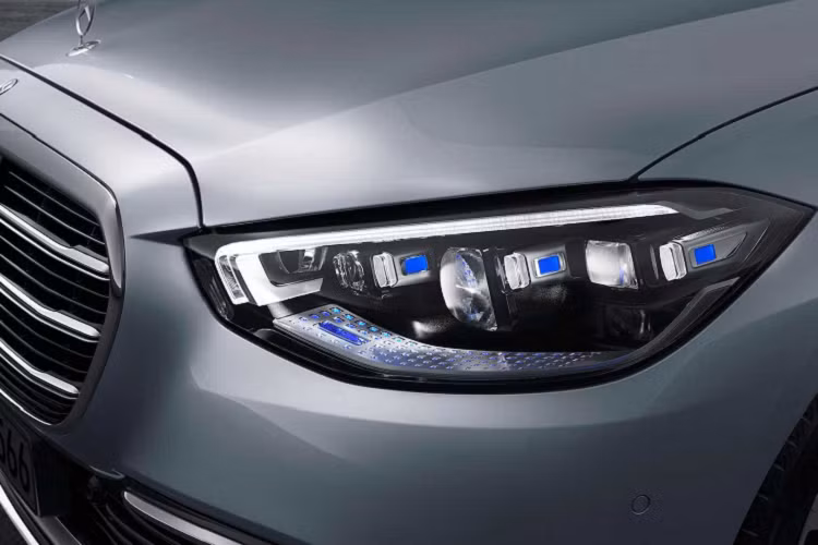 Bước vào bên trong, nội thất của Mercedes-Benz S-Class 2021 hiện đại hơn rất nhiều với điểm nhấn nằm ở màn hình cảm ứng OLED 12,8 inch ở khu vực trung tâm, giản lược tới 27 nút bấm so với thế hệ trước. Nhằm bù trừ lại việc tối giản các nút bấm điều chỉnh, Mercedes-Benz S-Class 2021 được trang bị tính năng điều chỉnh bằng cử chỉ ví dụ như mở cửa sổ trời chỉ bằng 1 cái vẩy tay, cùng với đó là trợ lý ảo kích hoạt bằng khẩu lệnh “Hey Mercedes”.