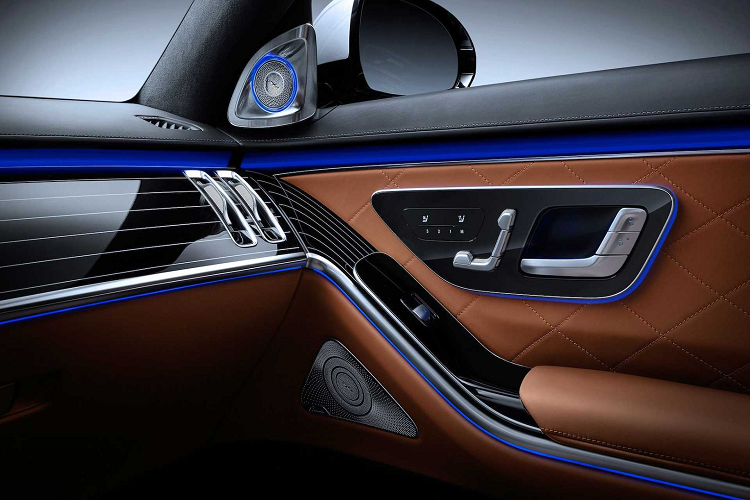 Cụ thể, các tính năng mát-xa cũng như giải trí cho hàng ghế sau có thể điều chỉnh qua màn hình cảm ứng 11,6 inch được lắp đặt trên lưng của hàng ghế trước, ngoài ra ở bệ tì tay trung tâm của hàng ghế sau, xe còn được trang bị một máy tính bảng nho nhỏ có tác dụng điều chỉnh các tính năng đi kèm.