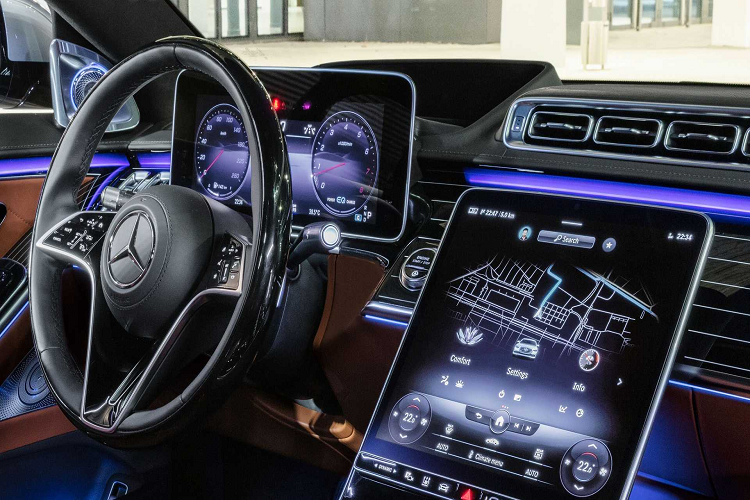 Trang bị hộp số là loại tự động 9 cấp, đi kèm hệ dẫn động cầu sau. Đáng chú ý, bản cao cấp của S-Class mới sẽ có cả hệ thống đánh lái bánh sau, cải thiện được bán kính quay vòng khi có chiều dài lên tới hơn 5 m.