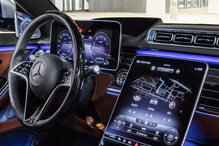 Trang bị hộp số là loại tự động 9 cấp, đi kèm hệ dẫn động cầu sau. Đáng chú ý, bản cao cấp của S-Class mới sẽ có cả hệ thống đánh lái bánh sau, cải thiện được bán kính quay vòng khi có chiều dài lên tới hơn 5 m.