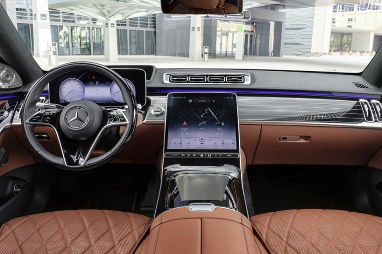 Ở thế hệ mới, kích thước xe sang Mercedes-Benz S-Class 2021 có sự thay đổi với vóc dáng thuôn dài hơn cùng chiều dài, chiều rộng và chiều cao lần lượt là 5.288 mm, 1.953 mm, 1.504 mm. Thiết kế của xe cũng có sự thay đổi nhẹ, vẫn giữ nguyên nét sang trọng đặc trưng của dòng S-Class nhưng khỏe khoắn hơn nhờ cụm đèn hậu mới thanh mảnh, sắc sảo hơn, có các bóng đi ốt nhỏ kiểu tinh thể hình tam giác xếp tầng đem lại cảm giác 3D đầy ấn tượng.