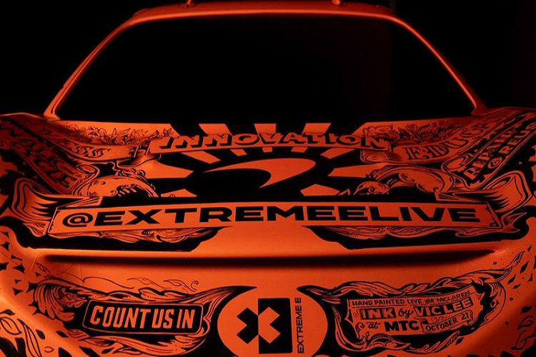 Chiếc SUV đầu tiên của McLaren được sơn thủ công bởi nghệ sĩ kiêm nhà minh họa Vic Lee, hoàn thiện trong màu cam và các bức vẽ độc đáo mô tả rừng rậm Amazon, sa mạc và Bắc Băng Dương để làm nổi bật nơi mà giải đua Extreme E sẽ diễn ra.