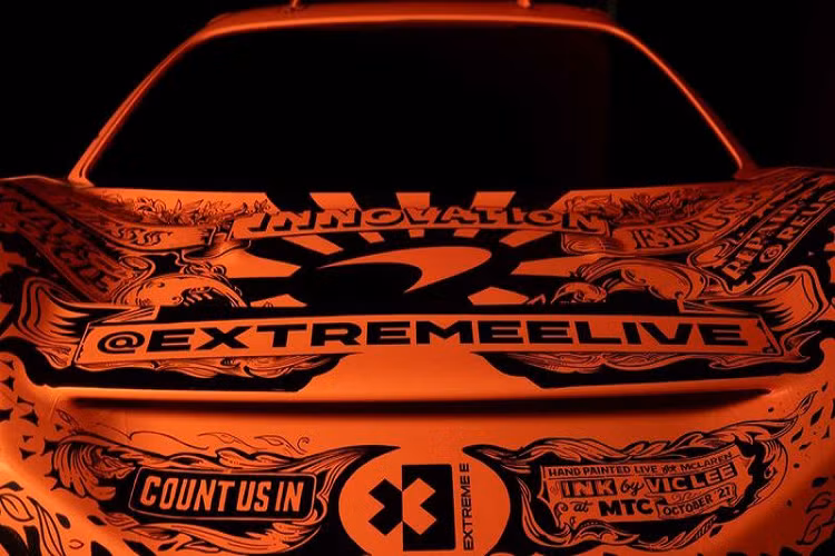Chiếc SUV đầu tiên của McLaren được sơn thủ công bởi nghệ sĩ kiêm nhà minh họa Vic Lee, hoàn thiện trong màu cam và các bức vẽ độc đáo mô tả rừng rậm Amazon, sa mạc và Bắc Băng Dương để làm nổi bật nơi mà giải đua Extreme E sẽ diễn ra.