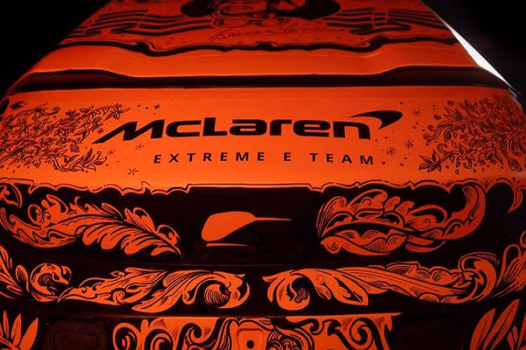 Theo trang web chính thức của Extreme E, tất cả các xe tham gia giải đua đều dùng động cơ điện kép sản sinh công suất 543 mã lực, có thể tăng tốc từ 0 - 100 km/h trong 4,5 giây. SUV McLaren được trang bị bộ pin 54 kWh và nặng 1.780 kg.