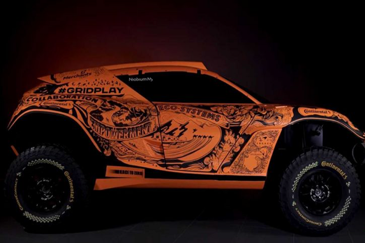 Cũng giống như tất cả những chiếc xe khác cạnh tranh tại Extreme E, chiếc SUV điện của McLaren có chiều rộng khủng khiếp, ở mức 2,3 mét, hơn cả Lamborghini Aventador SVJ đang là mẫu xe thương mại rộng nhất hiện nay (2,09 mét khi không tính gương chiếu hậu).