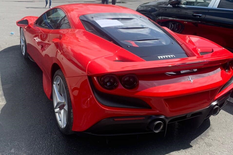 Còn nếu so sánh sức mạnh của Ferrari F8 Tributo và mẫu xe Ferrari 488 GTB, hai chiếc xe này cùng sử dụng động cơ V8, dung tích 3.9 lít, tăng áp kép, nhưng "ngựa chiến" mới về garage của Cường "Đô-la" lại có công suất cao hơn 49 mã lực và mô-men xoắn cực đại hơn 10 Nm so với đàn anh. Hãng siêu xe Ý tuyên bố rằng Ferrari F8 Tributo hoàn toàn mới có khả năng tăng tốc từ vị trí xuất phát lên 100 km/h chỉ trong thời gian 2,9 giây, thêm 4,9 giây, siêu xe Ferrari F8 Tributo sẽ đạt tốc độ 200 km/h. Siêu xe Ferrari F8 Tributo có thể chạm ngưỡng tốc độ tối đa lên đến 340 km/h, cao hơn 10 km/h so với Ferrari 488 GTB. 