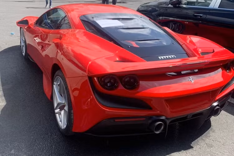 Còn nếu so sánh sức mạnh của Ferrari F8 Tributo và mẫu xe Ferrari 488 GTB, hai chiếc xe này cùng sử dụng động cơ V8, dung tích 3.9 lít, tăng áp kép, nhưng "ngựa chiến" mới về garage của Cường "Đô-la" lại có công suất cao hơn 49 mã lực và mô-men xoắn cực đại hơn 10 Nm so với đàn anh. Hãng siêu xe Ý tuyên bố rằng Ferrari F8 Tributo hoàn toàn mới có khả năng tăng tốc từ vị trí xuất phát lên 100 km/h chỉ trong thời gian 2,9 giây, thêm 4,9 giây, siêu xe Ferrari F8 Tributo sẽ đạt tốc độ 200 km/h. Siêu xe Ferrari F8 Tributo có thể chạm ngưỡng tốc độ tối đa lên đến 340 km/h, cao hơn 10 km/h so với Ferrari 488 GTB. 