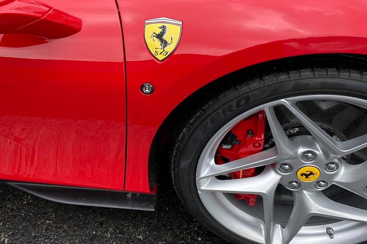 Nếu phần nắp capô của Ferrari 458 Italia trơn tru, Ferrari 488 GTB có thêm hai khe gió nhỏ, trên Ferrari F8 Tributo, hãng siêu xe Ý đặt một hốc gió khổng lồ vừa giải nhiệt cho xe cũng như tăng tính khí động học. Nắp khoang động cơ siêu xe Ferrari F8 Tributo của Cường "Đô-la" được làm từ kính Lexan và có các cửa gió để giúp xe tản nhiệt tốt hơn. Chi tiết này cho phép người dùng có thể nhìn thấy khối động cơ bên trong đồng thời nhắc nhở chúng ta về chiếc F40 mang tính biểu tượng của Ferrari. 