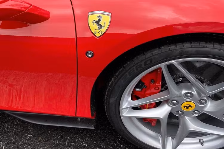 Nếu phần nắp capô của Ferrari 458 Italia trơn tru, Ferrari 488 GTB có thêm hai khe gió nhỏ, trên Ferrari F8 Tributo, hãng siêu xe Ý đặt một hốc gió khổng lồ vừa giải nhiệt cho xe cũng như tăng tính khí động học. Nắp khoang động cơ siêu xe Ferrari F8 Tributo của Cường "Đô-la" được làm từ kính Lexan và có các cửa gió để giúp xe tản nhiệt tốt hơn. Chi tiết này cho phép người dùng có thể nhìn thấy khối động cơ bên trong đồng thời nhắc nhở chúng ta về chiếc F40 mang tính biểu tượng của Ferrari. 