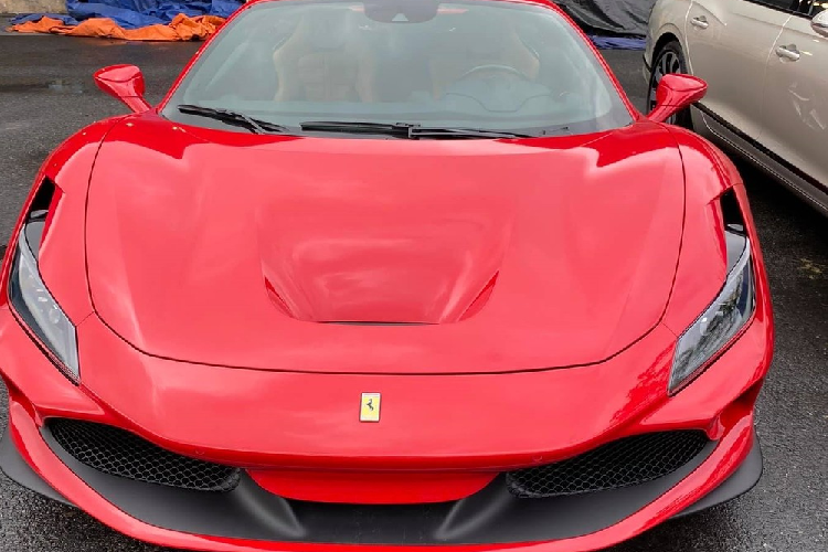 Siêu xe Ferrari F8 Tributo được xem là mẫu xe tiền nhiệm của Ferrari 488 GTB nhưng "ngựa chồm" này vẫn được trang bị khối động cơ V8, dung tích 3.9 lít, tăng áp kép quen thuộc. "Trái tim" này trên siêu xe Ferrari F8 Tributo sẽ sản sinh công suất tối đa 710 mã lực tại vòng tua máy 8.000 vòng/phút và mô-men xoắn cực đại 770 Nm tại tua máy 3.250 vòng/phút. Các thông số này giống hệt với mẫu siêu xe Ferrari 488 Pista. 