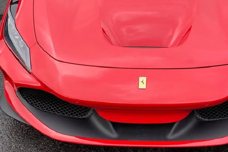 Trước đó, giới nhà giàu Việt đã mang về 2 chiếc siêu xe Ferrari F8 Tributo và 2 chiếc Ferrari F8 Spider. Chiếc siêu xe Ferrari F8 sắp về đến Việt Nam thuộc phiên bản Coupe với tên gọi là Ferrari F8 Tributo . Siêu ngựa này mang ngoại thất màu đỏ y hệt siêu xe Ferrari F8 Tributo của Cường "Đô-la", ngoài ra, xe còn mang bộ mâm 5 chấu kép xoắn sơn màu bạc cùng kẹp phanh màu đỏ tông xuyệt tông ngoại thất. Bên trong khoang lái của siêu xe Ferrari F8 Tributo sắp cập cảng tại Việt Nam có nội thất bọc màu da bò cùng nhiều chi tiết bằng carbon. 