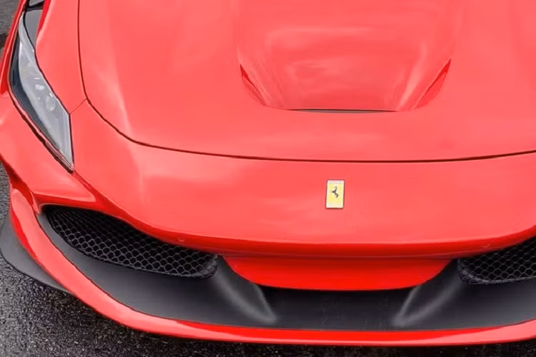 Trước đó, giới nhà giàu Việt đã mang về 2 chiếc siêu xe Ferrari F8 Tributo và 2 chiếc Ferrari F8 Spider. Chiếc siêu xe Ferrari F8 sắp về đến Việt Nam thuộc phiên bản Coupe với tên gọi là Ferrari F8 Tributo . Siêu ngựa này mang ngoại thất màu đỏ y hệt siêu xe Ferrari F8 Tributo của Cường "Đô-la", ngoài ra, xe còn mang bộ mâm 5 chấu kép xoắn sơn màu bạc cùng kẹp phanh màu đỏ tông xuyệt tông ngoại thất. Bên trong khoang lái của siêu xe Ferrari F8 Tributo sắp cập cảng tại Việt Nam có nội thất bọc màu da bò cùng nhiều chi tiết bằng carbon. 