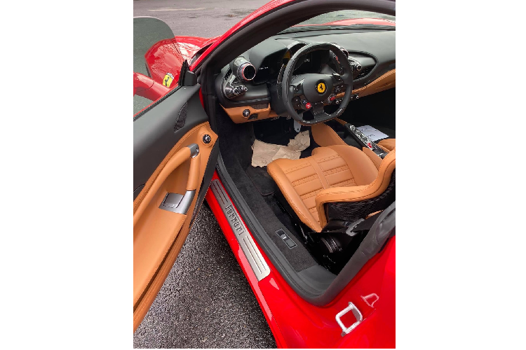 Để mua một chiếc siêu xe nào đó về Việt Nam, chủ nhân sẽ trải qua rất nhiều công đoạn để có thể ra được biển số. Vì thế, giá bán của những chiếc siêu xe này luôn được mọi người quan tâm. Tất nhiên là cả đơn vị nhập khẩu tư nhân sẽ không bao giờ tiết lộ giá lăn bánh Ferrari F8 Tributo tại Việt Nam. Nhưng một số khách hàng quan tâm giá xe Ferrari F8 Tributo khi về Việt Nam đã được chào bán hơn 1 triệu đô la, tương đương trên 23,2 tỷ đồng. Còn ở tại thị trường nước ngoài, siêu xe Ferrari F8 Tributo giá khởi điểm từ 279.450 đô la, tương đương 6,5 tỷ đồng. 