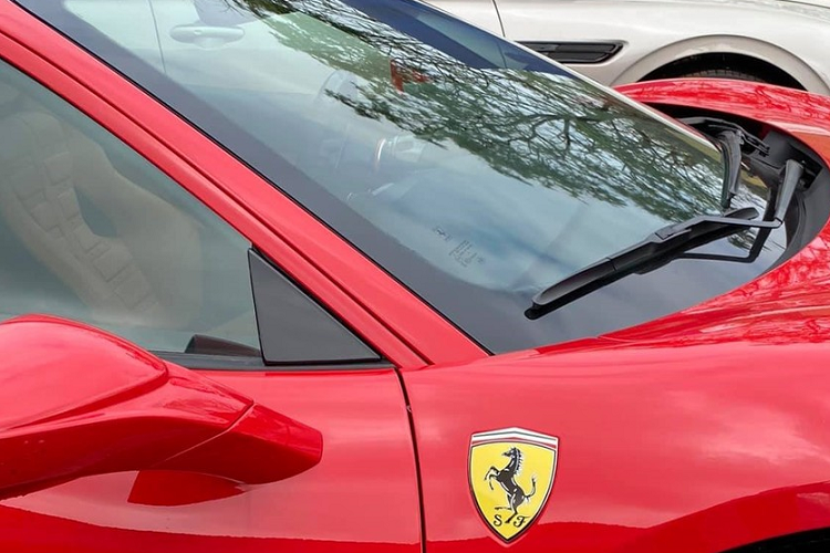 Ferrari F8 Tributo được xem "là cầu nối tới một ngôn ngữ thiết kế mới". Mẫu xe này được sinh ra nhằm thay thế dòng siêu xe Ferrari 488 GTB và thừa hưởng nhiều thiết kế cũng như "nội công" từ mẫu xe hiệu suất cao Ferrari 488 Pista. Đầu tiên chính là hốc gió S-Duct lấy cảm hứng từ xe Công thức 1 giống như Ferrari 488 Pista sở hữu. Tuy nhiên, hốc gió S-Duct trên Ferrari F8 Tributo đã được hãng siêu xe Ý thiết kế lại giúp tăng lực ép xuống mặt đường thêm 15% so với "đàn anh" 488 GTB. 