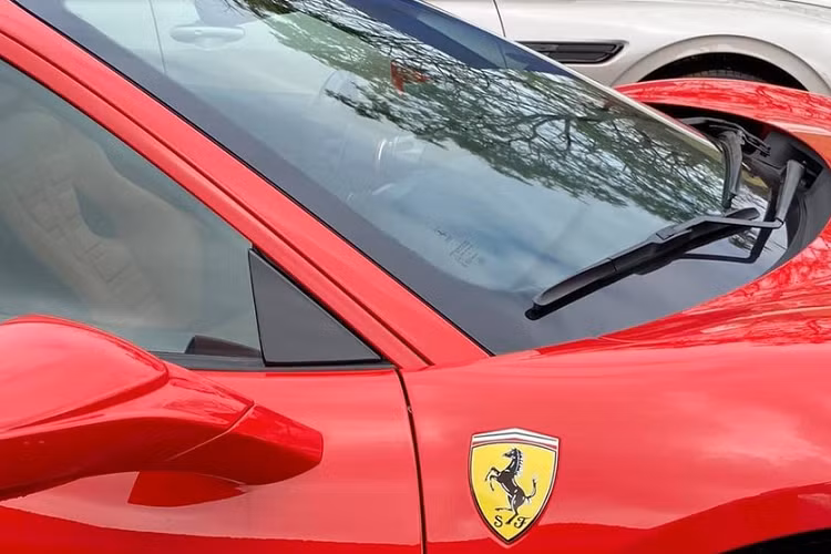 Ferrari F8 Tributo được xem "là cầu nối tới một ngôn ngữ thiết kế mới". Mẫu xe này được sinh ra nhằm thay thế dòng siêu xe Ferrari 488 GTB và thừa hưởng nhiều thiết kế cũng như "nội công" từ mẫu xe hiệu suất cao Ferrari 488 Pista. Đầu tiên chính là hốc gió S-Duct lấy cảm hứng từ xe Công thức 1 giống như Ferrari 488 Pista sở hữu. Tuy nhiên, hốc gió S-Duct trên Ferrari F8 Tributo đã được hãng siêu xe Ý thiết kế lại giúp tăng lực ép xuống mặt đường thêm 15% so với "đàn anh" 488 GTB. 