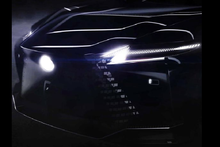 Ở phía trước, xe sang Lexus EV 2022 mới có một cặp đèn pha LED thanh mảnh, lưới tản nhiệt hình con suốt cỡ lớn được sửa đổi, logo Lexus được chiếu sáng bên dưới mui xe cơ bắp và líp gió trước nổi bật.