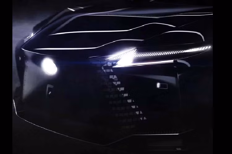 Ở phía trước, xe sang Lexus EV 2022 mới có một cặp đèn pha LED thanh mảnh, lưới tản nhiệt hình con suốt cỡ lớn được sửa đổi, logo Lexus được chiếu sáng bên dưới mui xe cơ bắp và líp gió trước nổi bật.