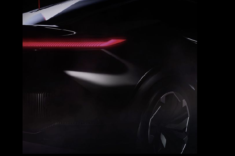 Trong khi đó, phía sau xe hiện lên với hai cụm đèn hậu LED, cản sau thiết kế rất phức tạp, vòm bánh xe loe rộng thể thao và bộ la-zăng hai tông màu trông rất tương lai.