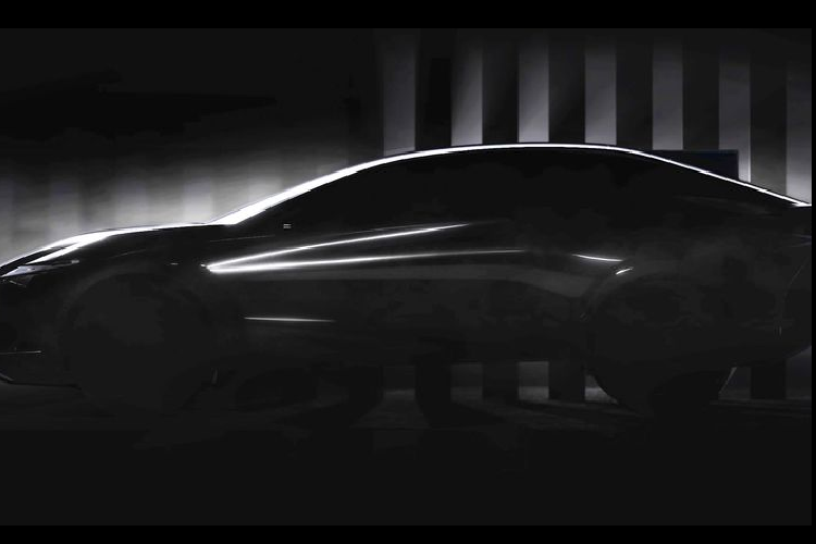 Mới đây, Lexus đã tiết lộ những hình ảnh teaser mới nhất của EV Concept - mẫu xe sẽ cho chúng ta xem trước thế hệ tiếp theo của xe Lexus. Có thể thấy chiếc Lexus EV hoàn toàn mới sở hữu kiểu dáng thanh lịch với đường vai cao, cửa sổ phía sau ngắn, gương chiếu hậu ngoài nhỏ (có lẽ là loại camera hiện đại) và khoảng sáng gầm xe khá cao.