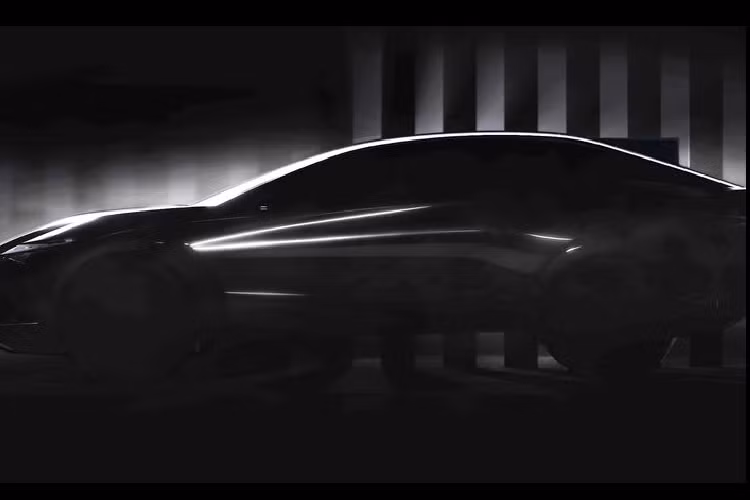 Mới đây, Lexus đã tiết lộ những hình ảnh teaser mới nhất của EV Concept - mẫu xe sẽ cho chúng ta xem trước thế hệ tiếp theo của xe Lexus. Có thể thấy chiếc Lexus EV hoàn toàn mới sở hữu kiểu dáng thanh lịch với đường vai cao, cửa sổ phía sau ngắn, gương chiếu hậu ngoài nhỏ (có lẽ là loại camera hiện đại) và khoảng sáng gầm xe khá cao.