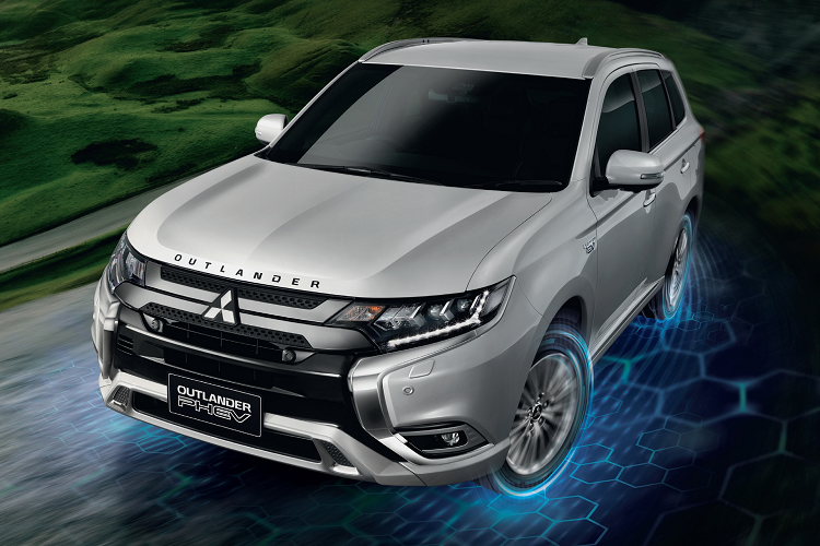 Dưới nắp ca-pô, Outlander PHEV 2021 sử dụng động cơ 2.4L sản sinh công suất 127 mã lực và mô-men xoắn 201 Nm. Động cơ này mạnh hơn 9 mã lực, 15 Nm so với động cơ 2.0L của Outlander PHEV đời trước.