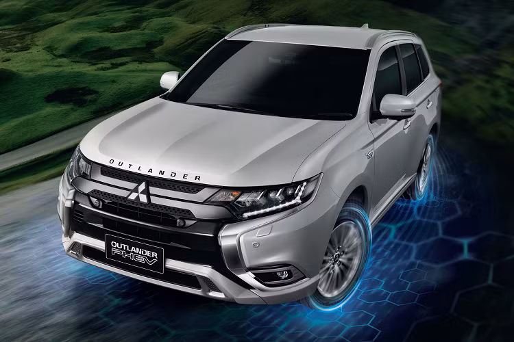 Dưới nắp ca-pô, Outlander PHEV 2021 sử dụng động cơ 2.4L sản sinh công suất 127 mã lực và mô-men xoắn 201 Nm. Động cơ này mạnh hơn 9 mã lực, 15 Nm so với động cơ 2.0L của Outlander PHEV đời trước.