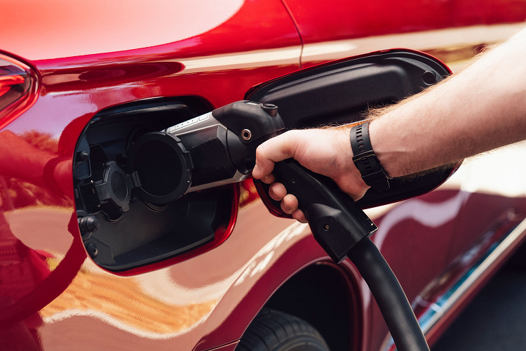 Được nâng cấp ở cả động cơ xăng và điện, Outlander PHEV 2021 có tổng công suất 221 mã lực, tăng 31 mã lực so với đời 2020. Đi kèm gói pin 13,8 kWh, chiếc SUV hybrid này có quãng đường di chuyển thuần điện tăng 39 km trong khi tốc độ tối đa vẫn là 134 km/h.