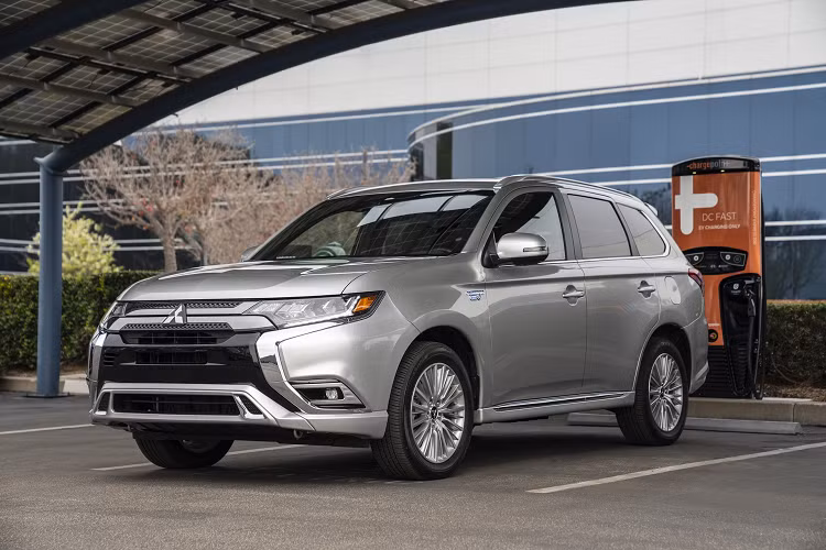 Được ra mắt cách đây vài ngày, chiếc Mitsubishi Outlander thế hệ mới gây ấn tượng với sự lột xác từ trong ra ngoài. Tuy nhiên, số phận của Outlander thế hệ cũ vẫn chưa thật sự chấm dứt.