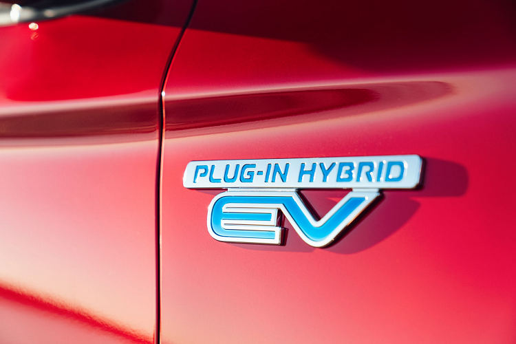 Hãng xe Nhật cũng nâng cấp cho động cơ điện của Outlander PHEV 2021. Cụ thể, động cơ điện trên bản đời mới cho ra công suất 94 mã lực, mạnh hơn 13 mã lực so với đời trước. Theo Mitsubishi, Outlander PHEV có mức tiêu thụ nhiên liệu chỉ 1,9 lít/100 km.