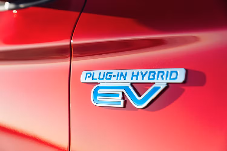 Hãng xe Nhật cũng nâng cấp cho động cơ điện của Outlander PHEV 2021. Cụ thể, động cơ điện trên bản đời mới cho ra công suất 94 mã lực, mạnh hơn 13 mã lực so với đời trước. Theo Mitsubishi, Outlander PHEV có mức tiêu thụ nhiên liệu chỉ 1,9 lít/100 km.