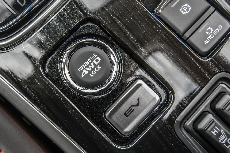 Dù được nâng cấp khá nhiều, giá xe Mitsubishi Outlander PHEV 2021 không đổi, từ 36.300 USD (khoảng 841 triệu đồng). Mức giá khá hời của Outlander PHEV 2021 đến từ việc mẫu xe này sở hữu gói pin lớn hơn, đủ tiêu chuẩn nhận ưu đãi thuế của Chính phủ Mỹ cho xe xanh. Các mẫu xe hybrid cắm sạc đủ chuẩn sẽ nhận được ưu đãi thuế 6.587 USD, trong khi xe điện là 7.500 USD.