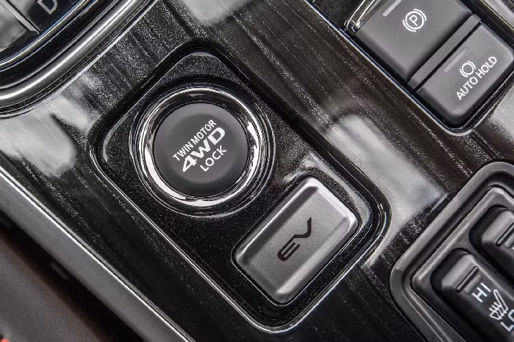 Dù được nâng cấp khá nhiều, giá xe Mitsubishi Outlander PHEV 2021 không đổi, từ 36.300 USD (khoảng 841 triệu đồng). Mức giá khá hời của Outlander PHEV 2021 đến từ việc mẫu xe này sở hữu gói pin lớn hơn, đủ tiêu chuẩn nhận ưu đãi thuế của Chính phủ Mỹ cho xe xanh. Các mẫu xe hybrid cắm sạc đủ chuẩn sẽ nhận được ưu đãi thuế 6.587 USD, trong khi xe điện là 7.500 USD.