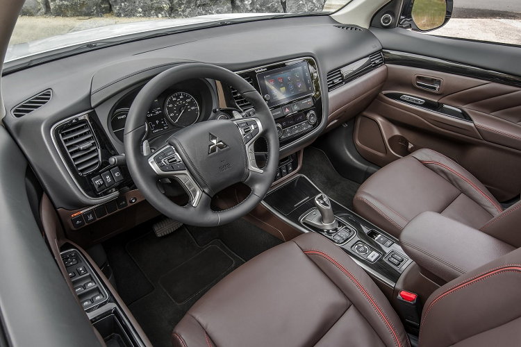 Outlander PHEV được trang bị hệ thống đèn LED trước sau, khóa thông minh, đề nổ bằng nút bấm, điều hòa 2 vùng, hàng ghế trước chỉnh điện, cốp điện, nội thất bọc da, màn hình thông tin giải trí 8 inch cảm ứng tích hợp Apple CarPlay/Android Auto, dàn âm thanh 6 loa.