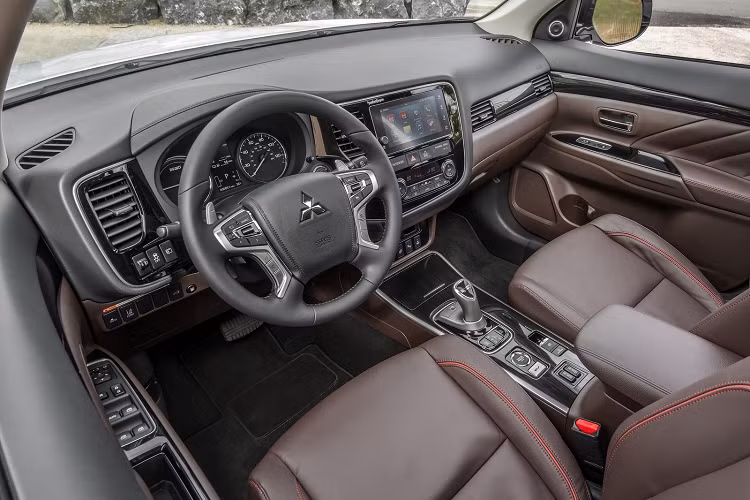 Outlander PHEV được trang bị hệ thống đèn LED trước sau, khóa thông minh, đề nổ bằng nút bấm, điều hòa 2 vùng, hàng ghế trước chỉnh điện, cốp điện, nội thất bọc da, màn hình thông tin giải trí 8 inch cảm ứng tích hợp Apple CarPlay/Android Auto, dàn âm thanh 6 loa.