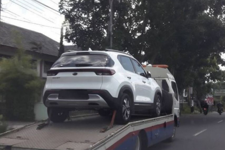 Thực tế, vào tháng 4 năm nay, những chiếc Sonet được bắt gặp trên đường phố đã dấy lên tin đồn rằng xe sắp có mặt tại Việt Nam, tuy nhiên khi đó THACO vẫn chưa chịu lên tiếng xác nhận.