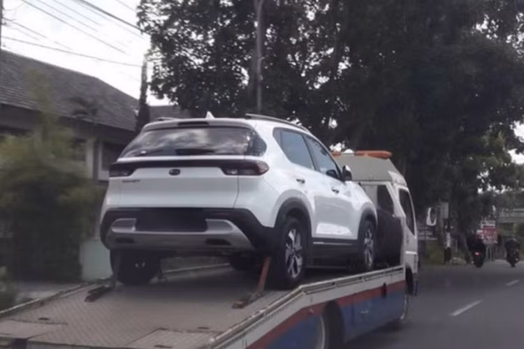 Thực tế, vào tháng 4 năm nay, những chiếc Sonet được bắt gặp trên đường phố đã dấy lên tin đồn rằng xe sắp có mặt tại Việt Nam, tuy nhiên khi đó THACO vẫn chưa chịu lên tiếng xác nhận.