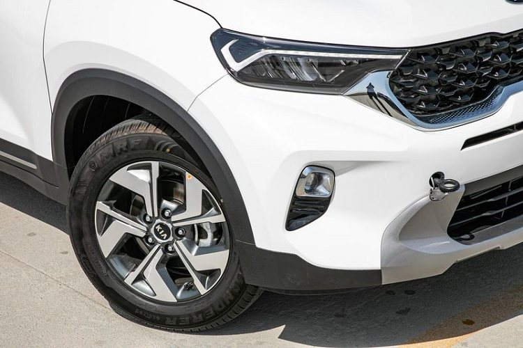 Về truyền động, có thể Kia Sonet tại Việt Nam sẽ được trang bị động cơ 1.5L kết hợp hộp số CVT cho công suất 114 mã lực và mô-men xoắn 144 Nm giống như phiên bản tại thị trường Indonesia.