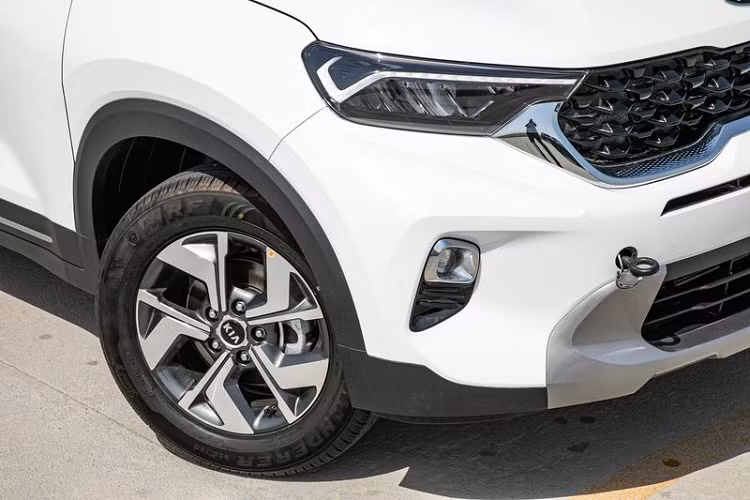 Về truyền động, có thể Kia Sonet tại Việt Nam sẽ được trang bị động cơ 1.5L kết hợp hộp số CVT cho công suất 114 mã lực và mô-men xoắn 144 Nm giống như phiên bản tại thị trường Indonesia.