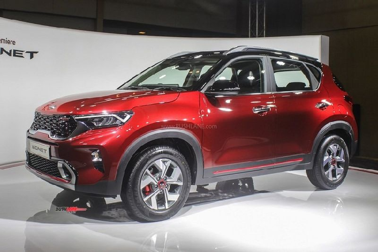 Về thiết kế, Kia Sonet gây ấn tượng với bộ lưới tản nhiệt hình mũi hổ đặc trưng, hai bên là đèn pha LED hình viên ngọc quý và đèn ngày LED dạng "nhịp tim". Xe cũng có cấu trúc cột C độc đáo, kính chắn gió bao quanh phía sau, đèn hậu LED hình dạng "nhịp tim''.