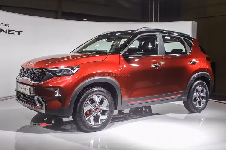 Về thiết kế, Kia Sonet gây ấn tượng với bộ lưới tản nhiệt hình mũi hổ đặc trưng, hai bên là đèn pha LED hình viên ngọc quý và đèn ngày LED dạng "nhịp tim". Xe cũng có cấu trúc cột C độc đáo, kính chắn gió bao quanh phía sau, đèn hậu LED hình dạng "nhịp tim''.