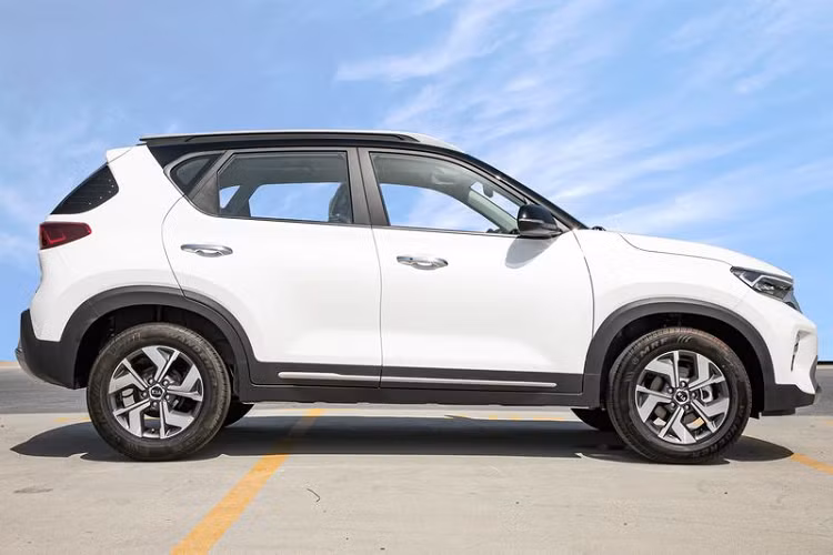 Sự xuất hiện của Kia Sonet tại Việt Nam sẽ mở ra một phân khúc SUV/crossover giá rẻ hoàn toàn mới tại nước ta, có thể gọi là A+ hoặc B- vì xếp ngay bên dưới Kia Seltos (crossover hạng B). Sonet có kích thước dài x rộng x cao lần lượt là 3.995 x 1.790 x 1.647 mm, tương đồng với EcoSport (4.096 x 1.765 x 1.665 mm).