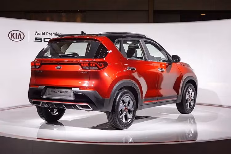 Với phong cách trẻ trung và giá bán phải chăng, Kia Sonet đặc biệt hướng đến tập khách hàng trẻ tại Việt Nam. Mức giá xe Kia Sonet 2021 tại Việt Nam dự kiến vẫn không khác gì thời điểm được đồn đoán trước đây, vào khoảng 500 – 600 triệu đồng.