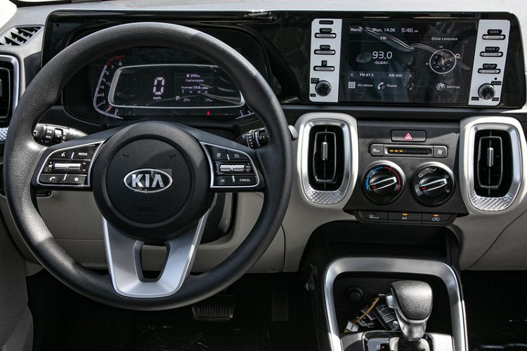 Trên thị trường quốc tế, Sonet có 2 tùy chọn cấu hình 5 chỗ hoặc 5+2, nhưng khả năng cao nước ta sẽ chỉ có bản 5 chỗ. Ở cấu hình 5 chỗ, xe có khoang cốp 392 lít và không thể mở rộng vì hàng ghế sau không gập xuống được.