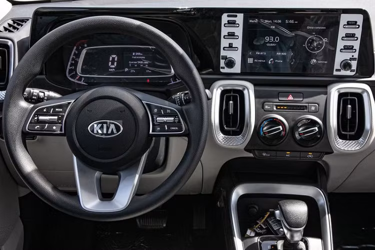 Trên thị trường quốc tế, Sonet có 2 tùy chọn cấu hình 5 chỗ hoặc 5+2, nhưng khả năng cao nước ta sẽ chỉ có bản 5 chỗ. Ở cấu hình 5 chỗ, xe có khoang cốp 392 lít và không thể mở rộng vì hàng ghế sau không gập xuống được.