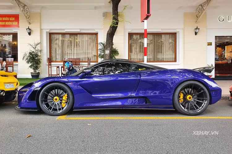 Cung cấp sức mạnh cho McLaren 720S là cỗ máy tăng áp kép V8 4.0L sản sinh công suất 710 mã lực và mô men xoắn cực đại 770Nm, đi kèm hộp số SSG ly hợp kép, siêu xe chỉ cần 2,8 giây để bứt tốc từ 0 - 100 km/h trước khi cán tốc độ tối đa 341 km/h. Mức giá xe McLaren 720S khi mới về Việt Nam lên đến hơn 20 tỷ đồng.